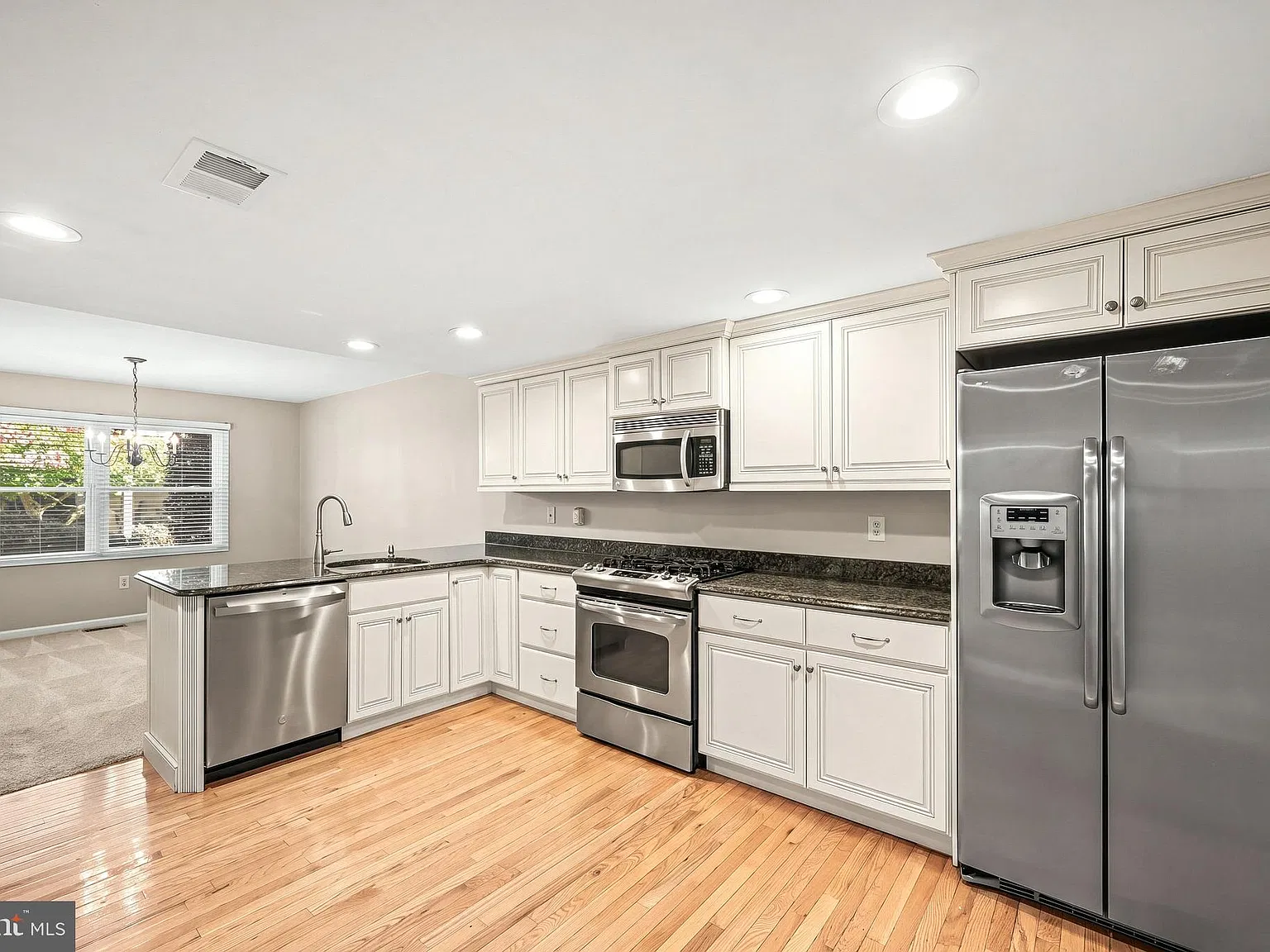 4 bed, 2.5 bath, 2435 sqft, $3,600 — Photo 4