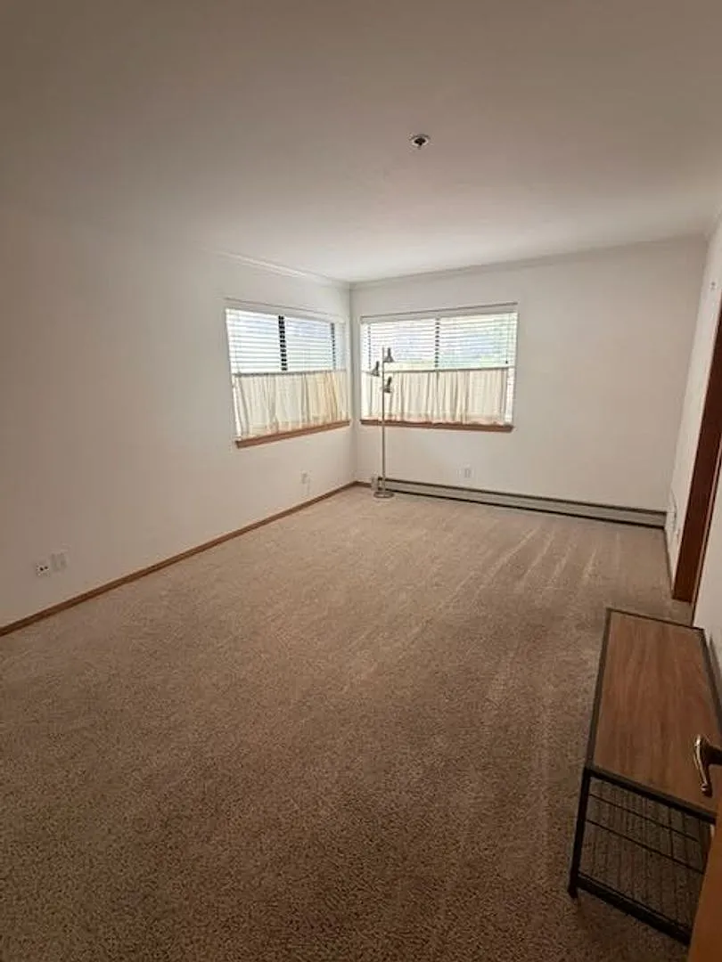 Unfurnished 2 bedroom, 2 bath with covered parking — Photo 1