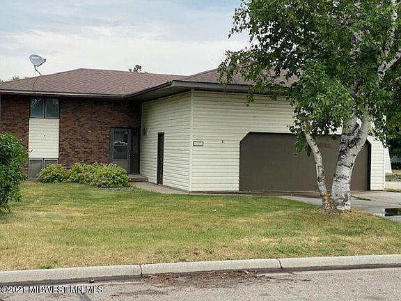 2nd image of 121 Douglas St