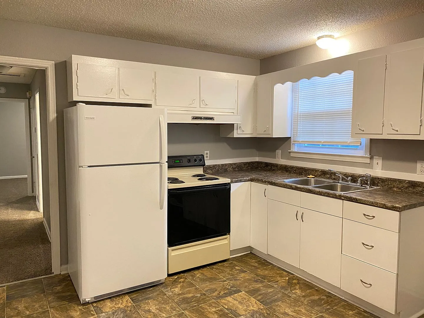 Great Location! Off College St! 3 Bed/1 Bath with 1000 sq. ft. — Photo 3