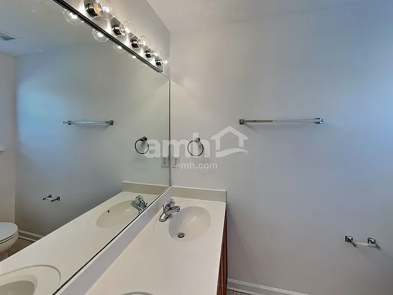 2126 Burgess Ln — Photo 11