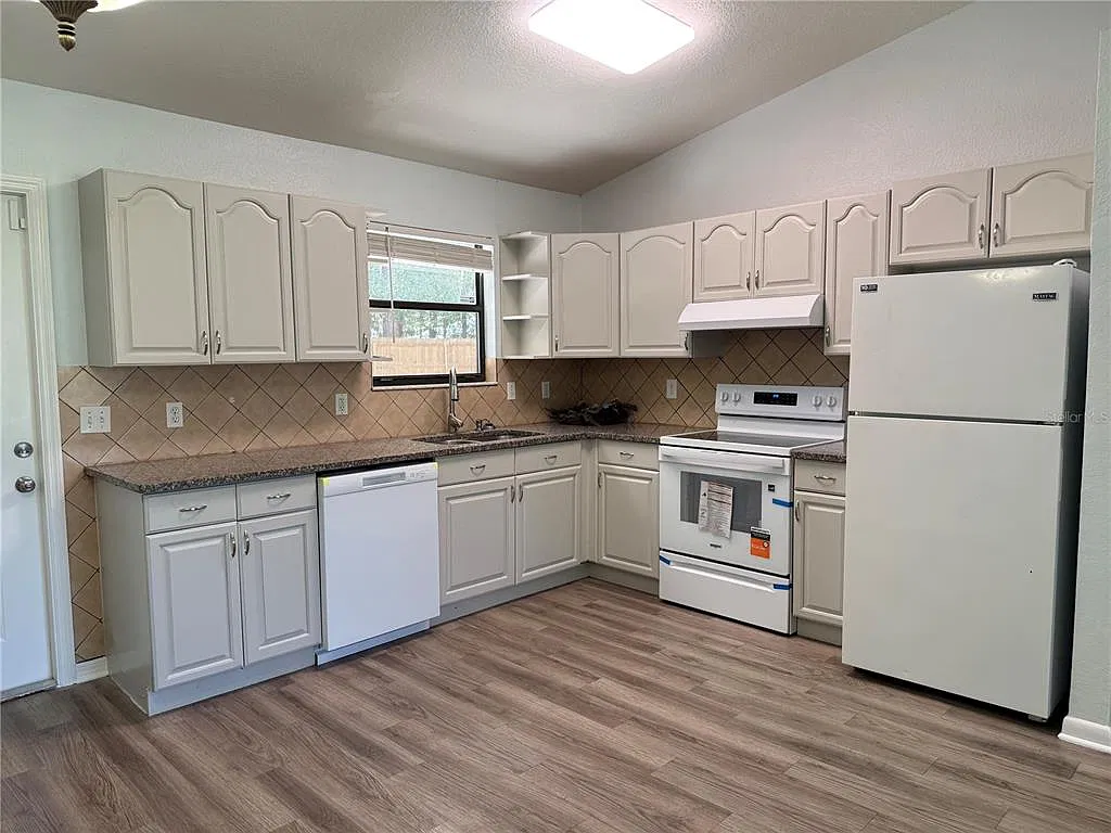 3 bed, 2.0 bath, 1154 sqft, $1,600 — Photo 3