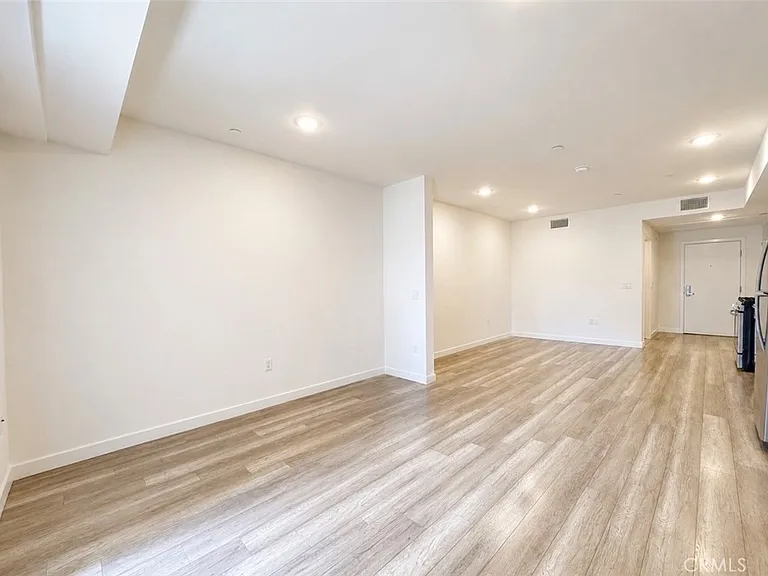 1025 S Berendo St #202 — Photo 7