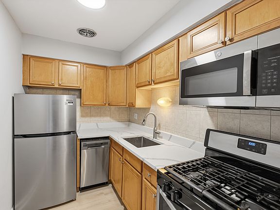 5th image of 6758 N Sheridan Rd APT 535