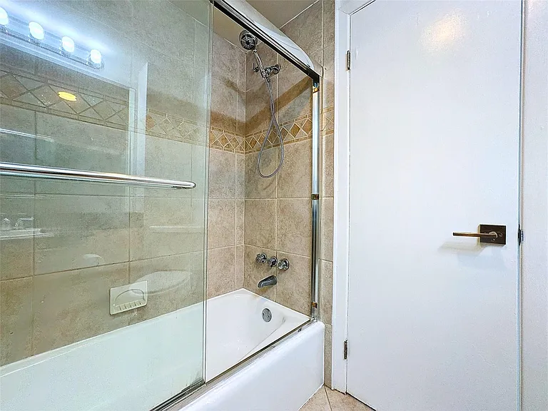 3250 NE 28th St #809 — Photo 12