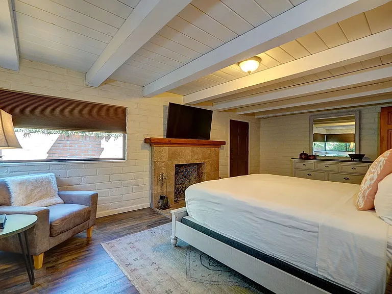 Riverside Suites — Photo 113