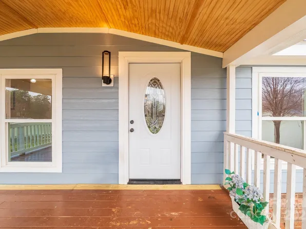 5112 Green Leaf Ct, Mount Holly, NC 28120