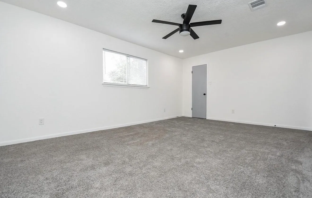 4 bed, 2.5 bath, 2446 sqft, $2,400 — Photo 4