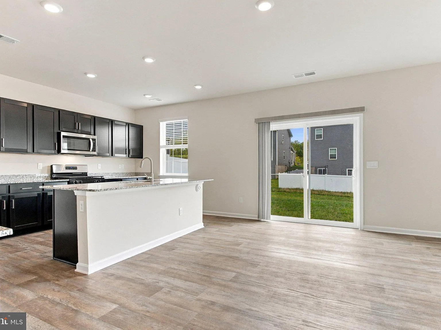 4 bed, 3.0 bath, 2278 sqft, $2,700 — Photo 4