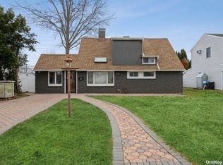 189 Blacksmith Rd S, Levittown, NY 11756