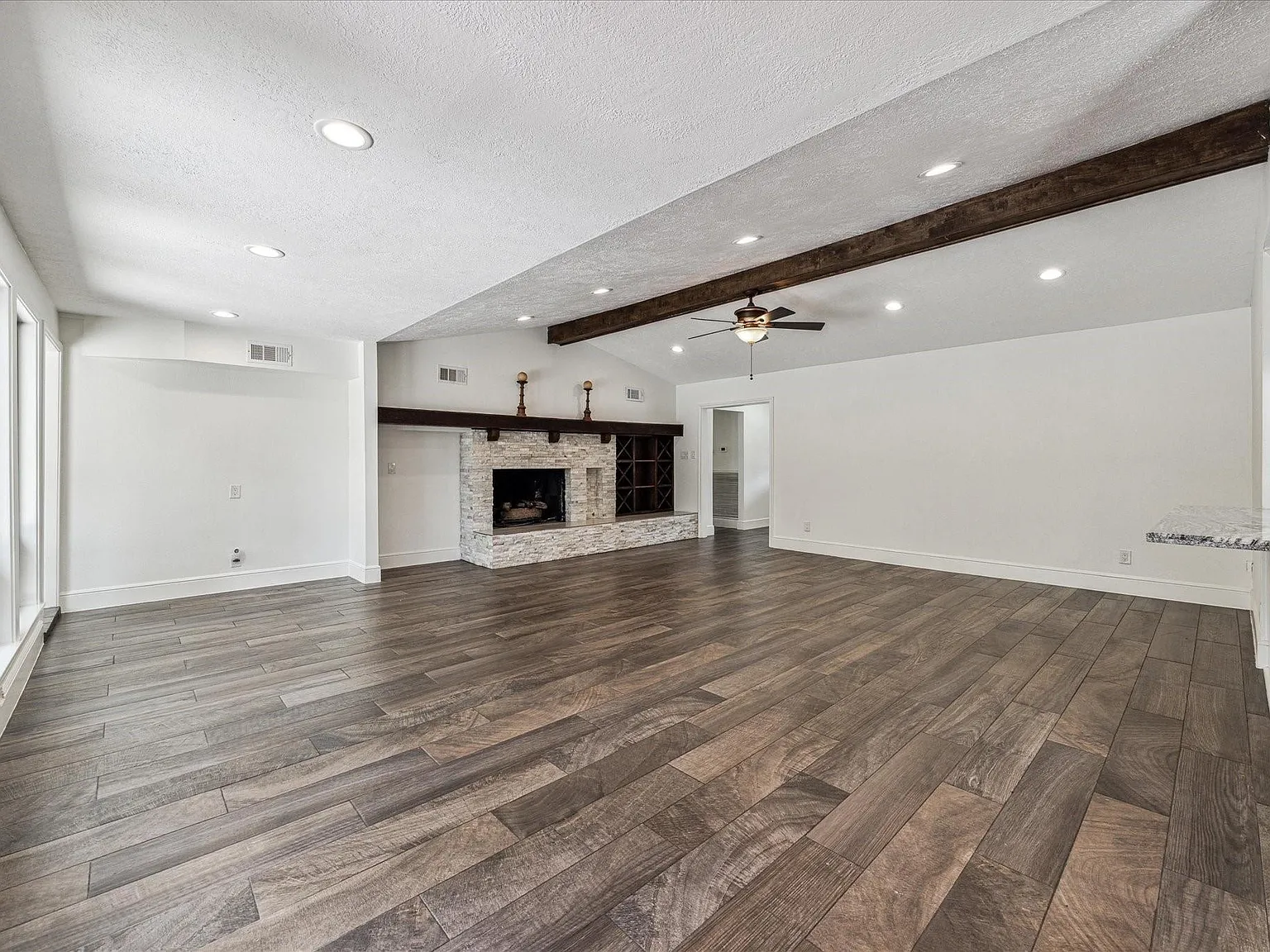 4 bed, 4.0 bath, 3070 sqft, $4,500 — Photo 4