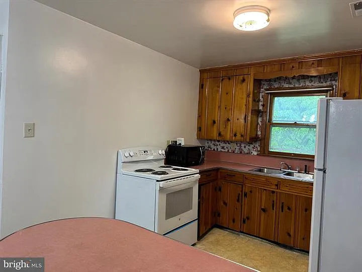 1123 Shepherdstown Rd — Photo 7