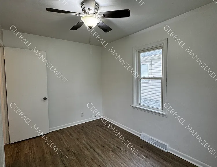 1221 Barney Ave — Photo 8