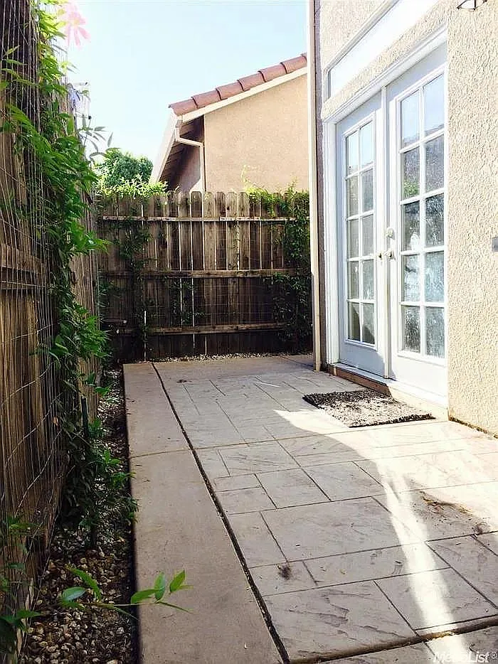 4 bed, 2.5 bath, 2070 sqft, $2,700 — Photo 2