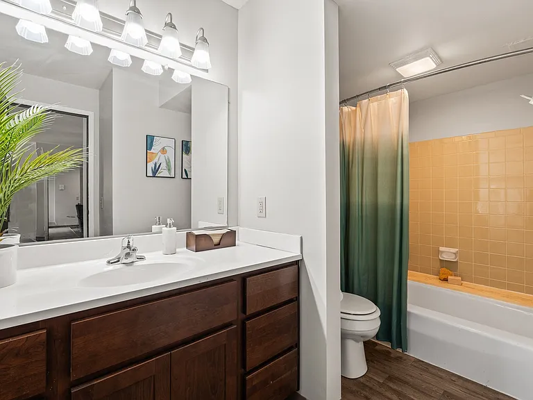 Valley View Apartments Bathroom