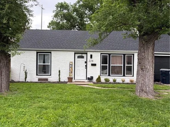228 W Pocahontas Ln, Kansas City, MO 64114