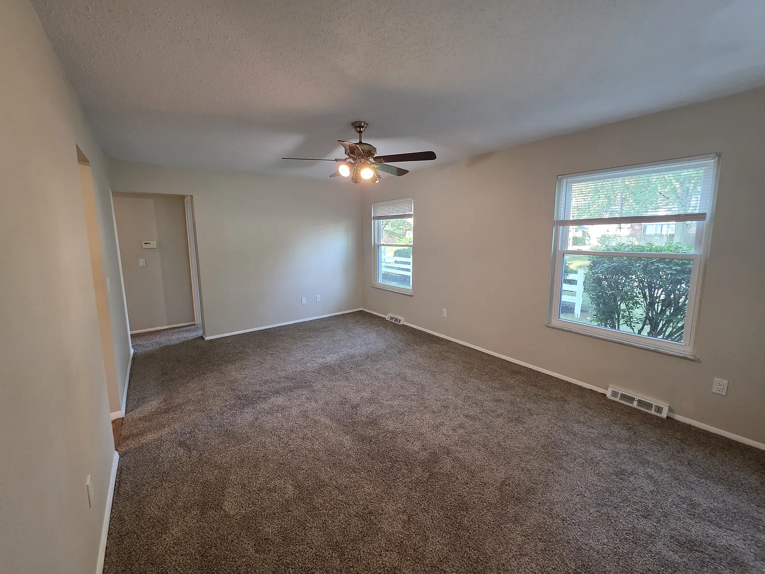 3 bed, 1027 sqft, $1,400 — Photo 2