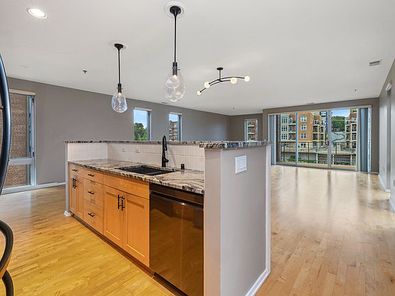 Large Island w/ Bonus Cabinet Space