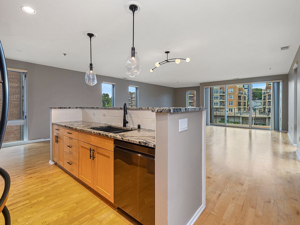 Large Island w/ Bonus Cabinet Space
