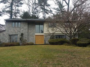 22 Aldgate Dr W, Manhasset, NY 11030