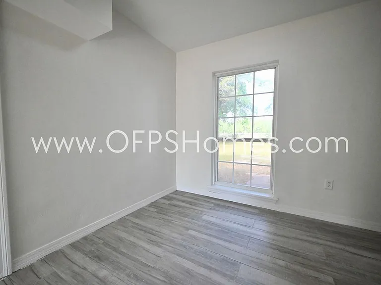 131 Adkinson Dr — Photo 4