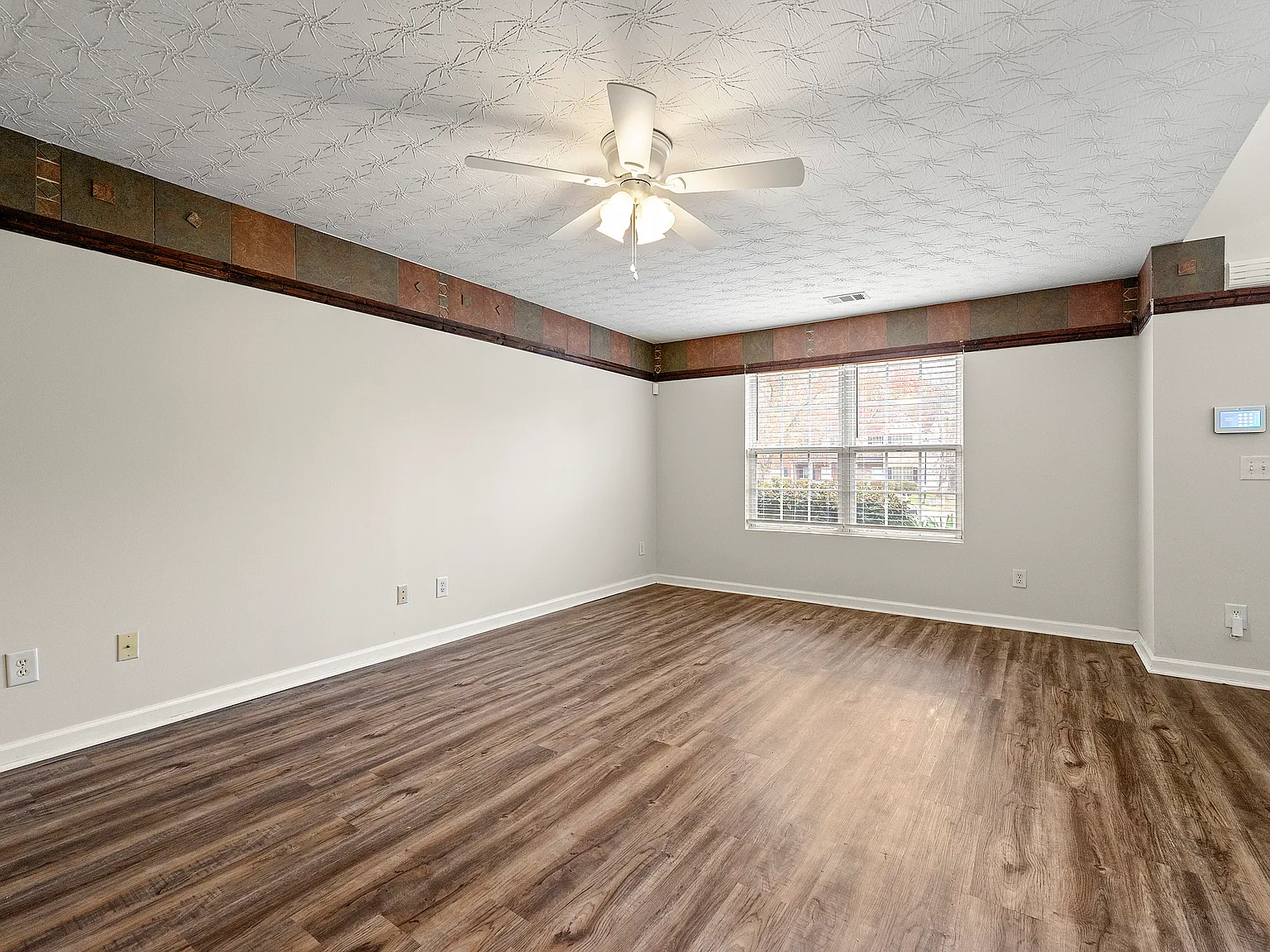 2 bed, 2.5 bath, 1424 sqft, $1,545 — Photo 3