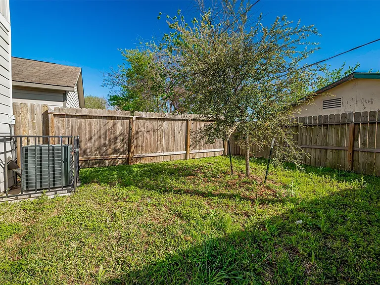 3540 Rebecca St — Photo 32