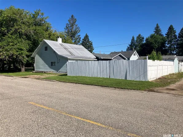 911 1st Street W, Nipawin, SK S0E 1E0