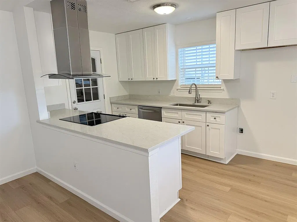 3 bed, 2.0 bath, 1318 sqft, $2,400 — Photo 4
