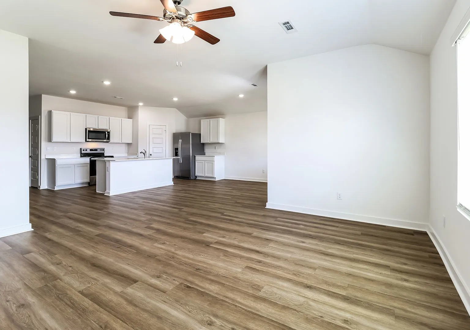 Spacious 4 Bed, 2 Bath Home with Garage in Mayflower! — Photo 4