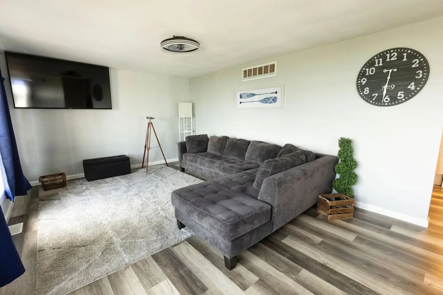 2 bed, 1.0 bath, 990 sqft, $6,096 — Photo 4