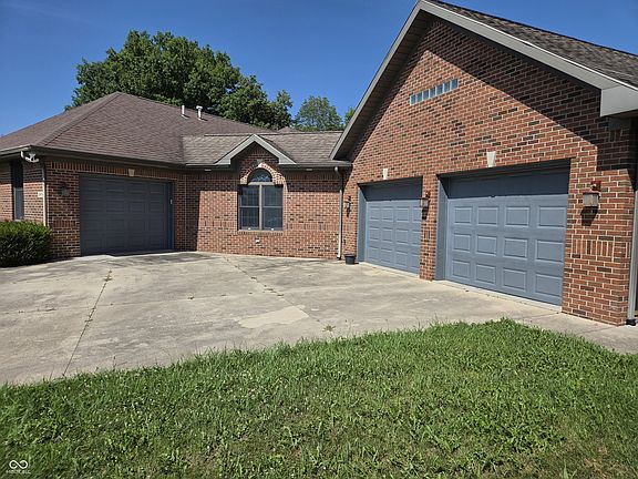 2nd image of 2405 N Wicklow Dr