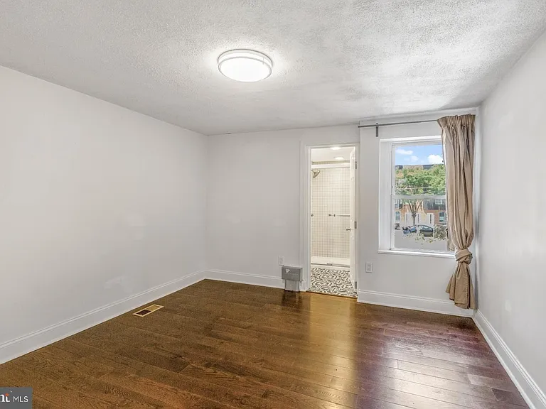 2564 Collins St — Photo 16