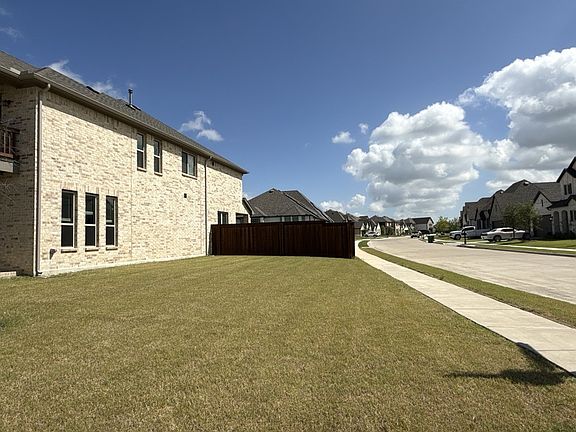 4th image of 2311 Albion Way