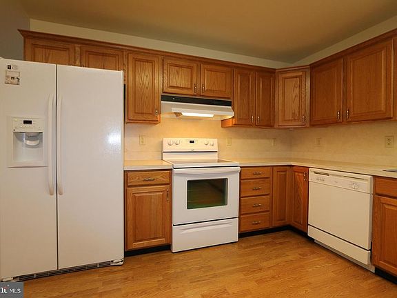 3rd image of 165 Southern Oak Dr