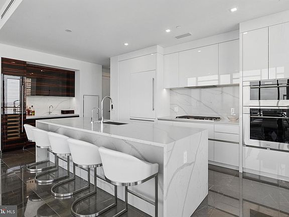 3rd image of 1911 Walnut St #3304