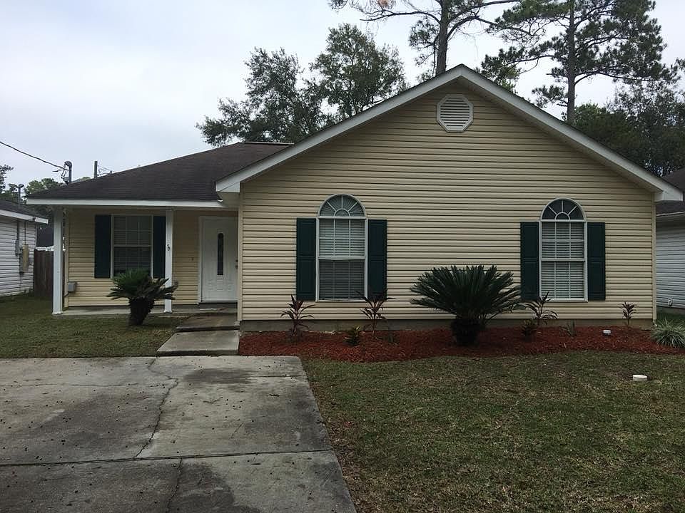 Front of house with spacious driveway