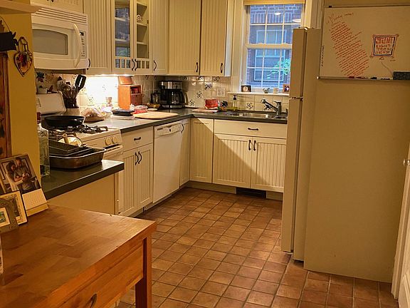 Eat in kitchen with disposal, dishwasher, ceiling fan