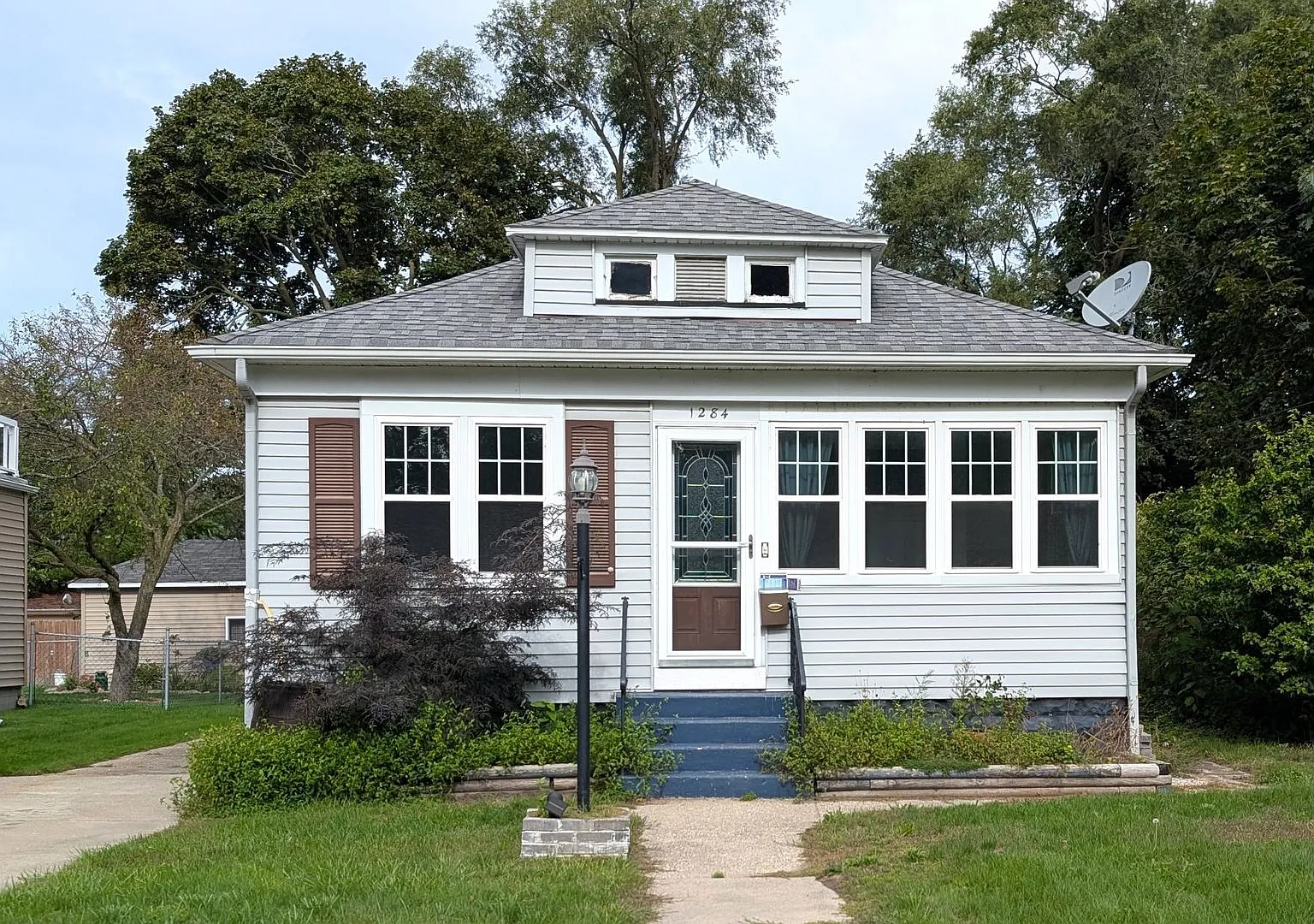 1284 Montgomery, 3 bedroom Lakeside home with basement and garage — Photo 1