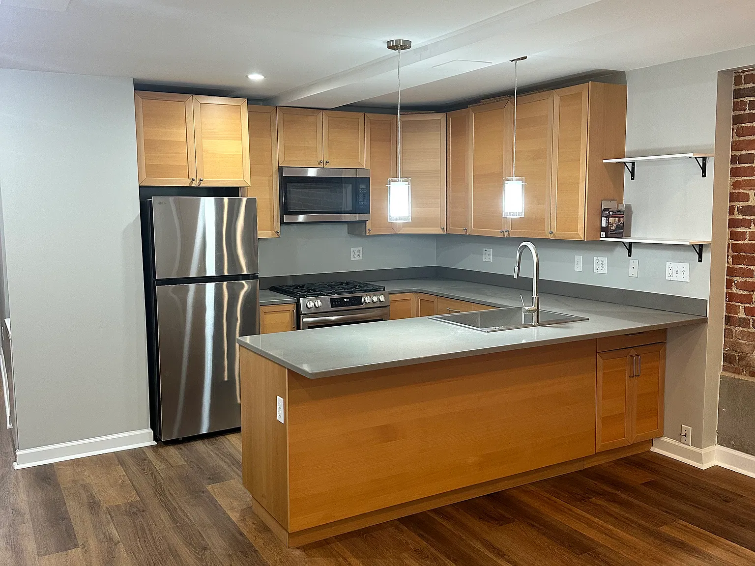 2 bed, 900 sqft, $2,300 — Photo 1