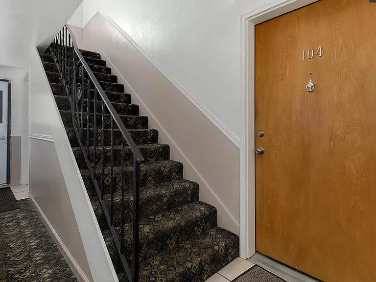 909 S Pearl St — Photo 2