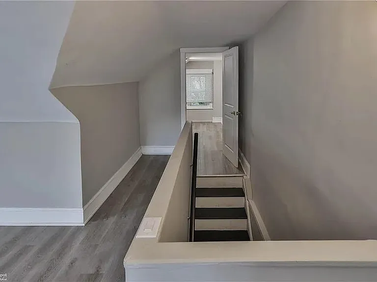 Top Floor - Large Bedroom 4