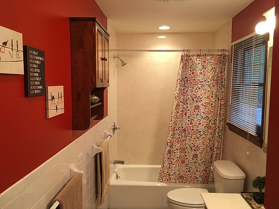 5th image of 1002 Village Dr