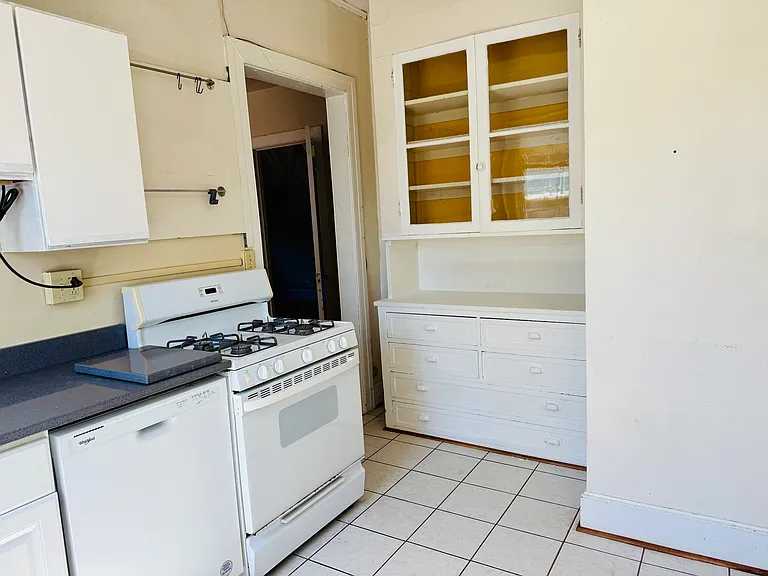 469 Whitney Ave #8 — Photo 14