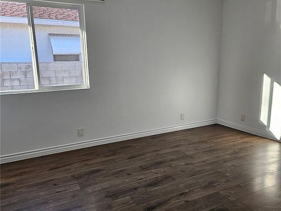 3rd image of 5828 N Vista St