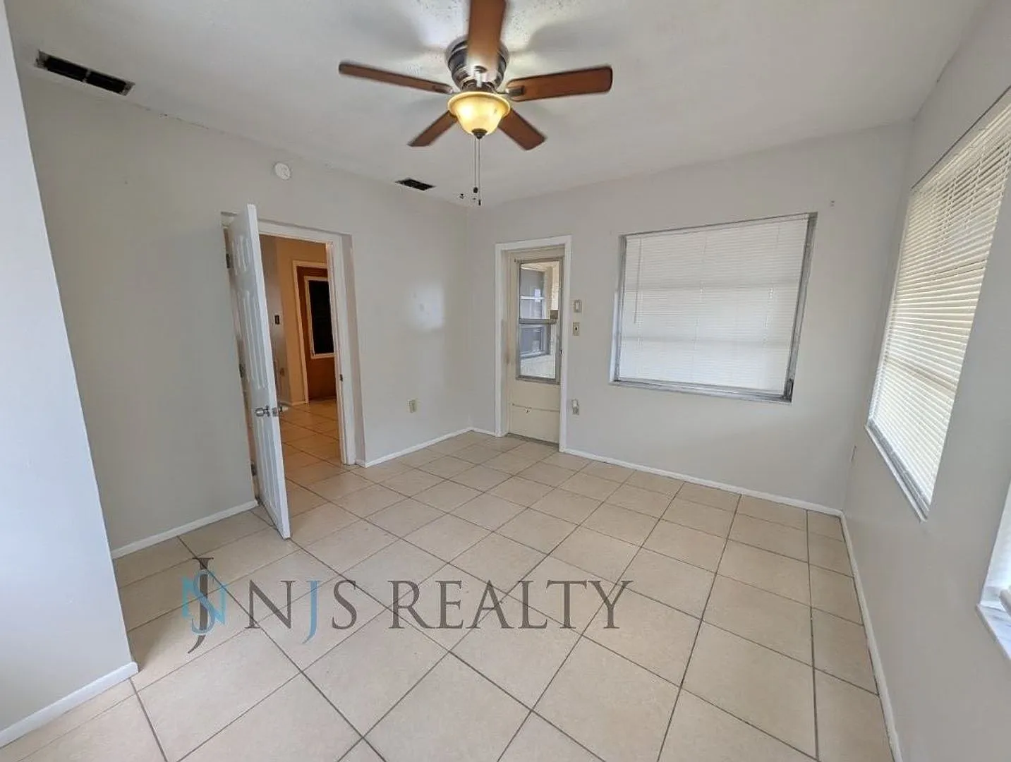 3/2/1 1014 Sq. Ft. home with all tile floors, Large open floorplan, and enclosed porch with fence... — Photo 4