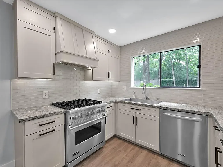 14 E Wandering Oak Dr — Photo 2