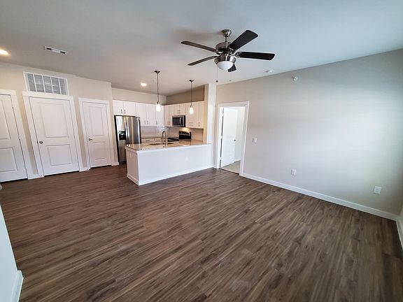3rd image of 189 Cotter Ave