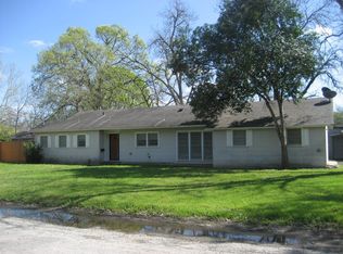 621 Hackberry St, Seguin, TX 78155