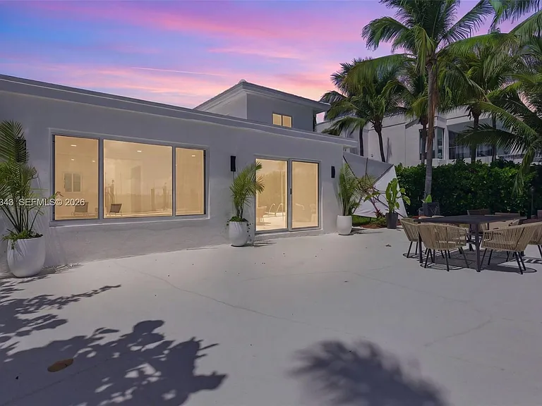 1510 S Treasure Dr — Photo 4